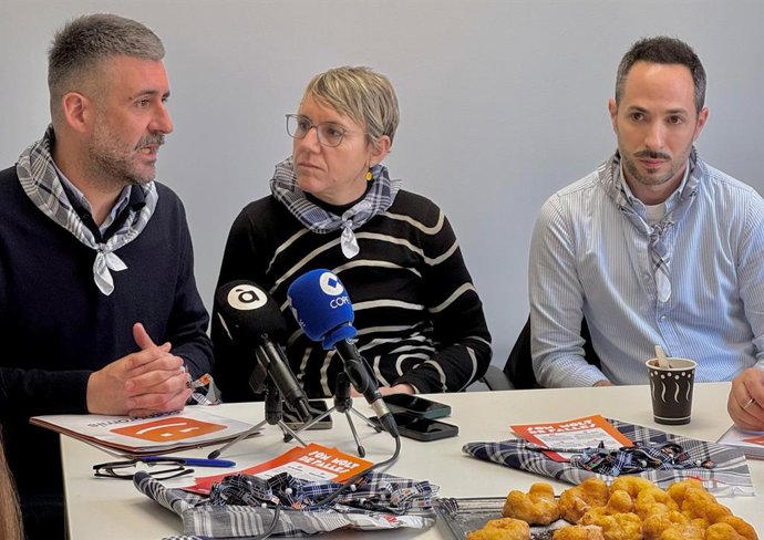L'edil de Compromís a l'Ajuntament de València Pere Fuset (e) i la portaveu d'esta formació en el consistori, Papi Robles, en la roda de premsa sobre Falles.