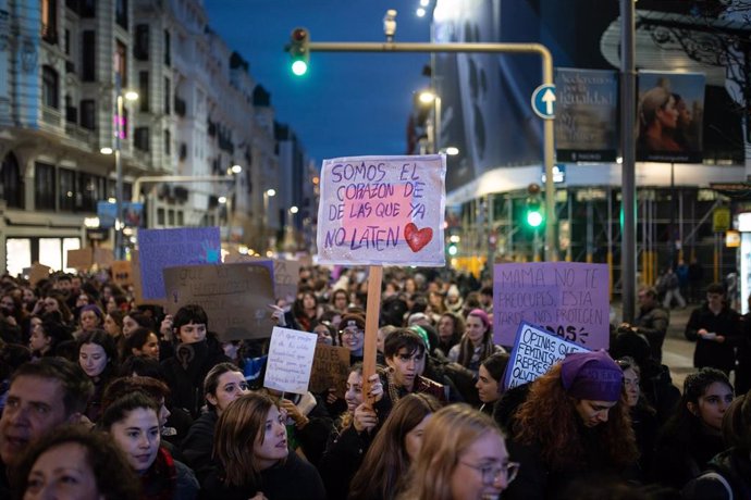 Decenas de personas durante la manifestación organizada por el Movimiento Feminista de Madrid por el 8M, a 8 de marzo de 2025, en Madrid (España). 