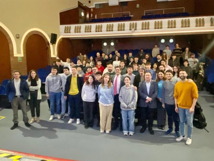 Diego Copé (centro) en la inauguración de 'Dis(u)topia', las I Jornadas de Sonología de Córdoba.