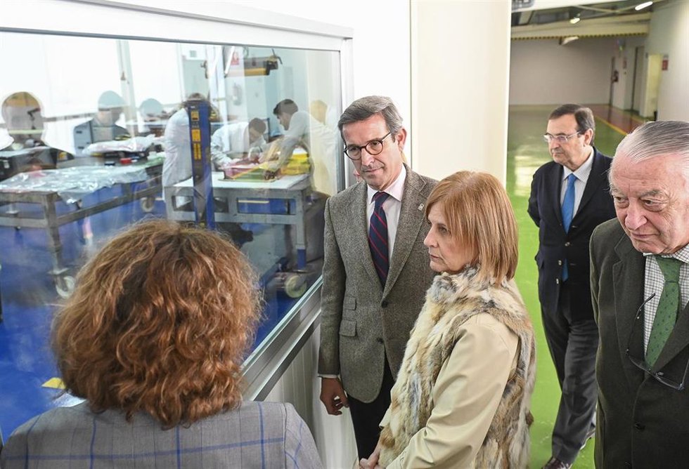 La alcaldesa de Jerez y el consejero de Industria, Jorge Paradela, en la empresa Airtificial Aerospace Defense.