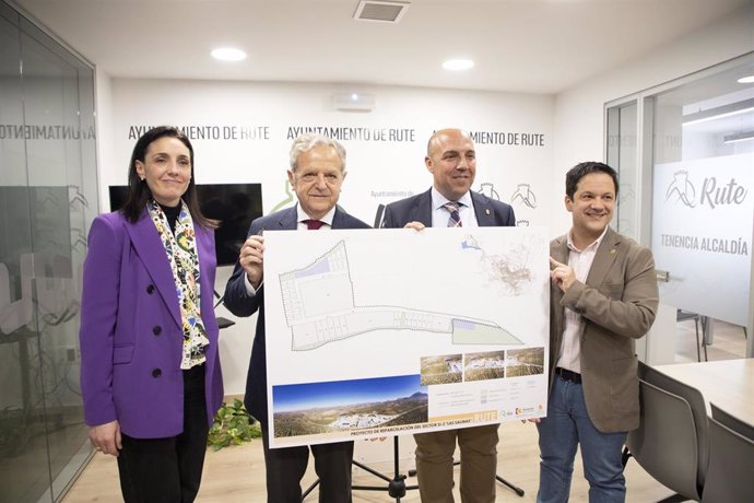 El presidente de la Diputación, Salvador Fuentes (segundo por la izda.), junto al alcalde (tercero), presenta el proyecto de ampliación del polígono ruteño.