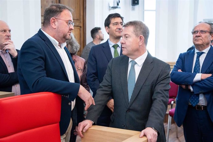 El alcalde de Mérida, Antonio Rodríguez Osuna, recibe en el ayuntamiento al presidente de Castilla-La Mancha, Emiliano García Page.