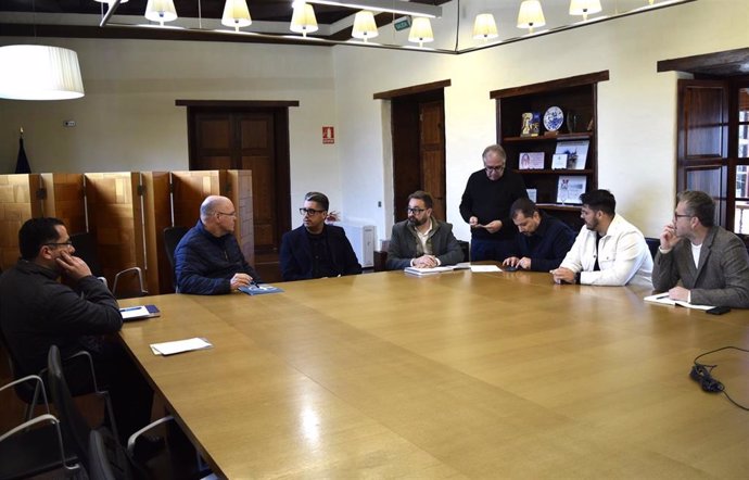 El administrador diocesano, Antonio Pérez, y el alcalde, Luis Yeray Gutiérrez, en una reunión para perfilar los detalles de la toma de posesión de Eloy Santiago como nuevo obispo de Tenerife