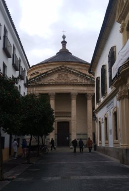(Al Fondo) Fachada Circular Neoclásica De La Iglesia Del Colegio De Santa Victoria, En Córdoba.