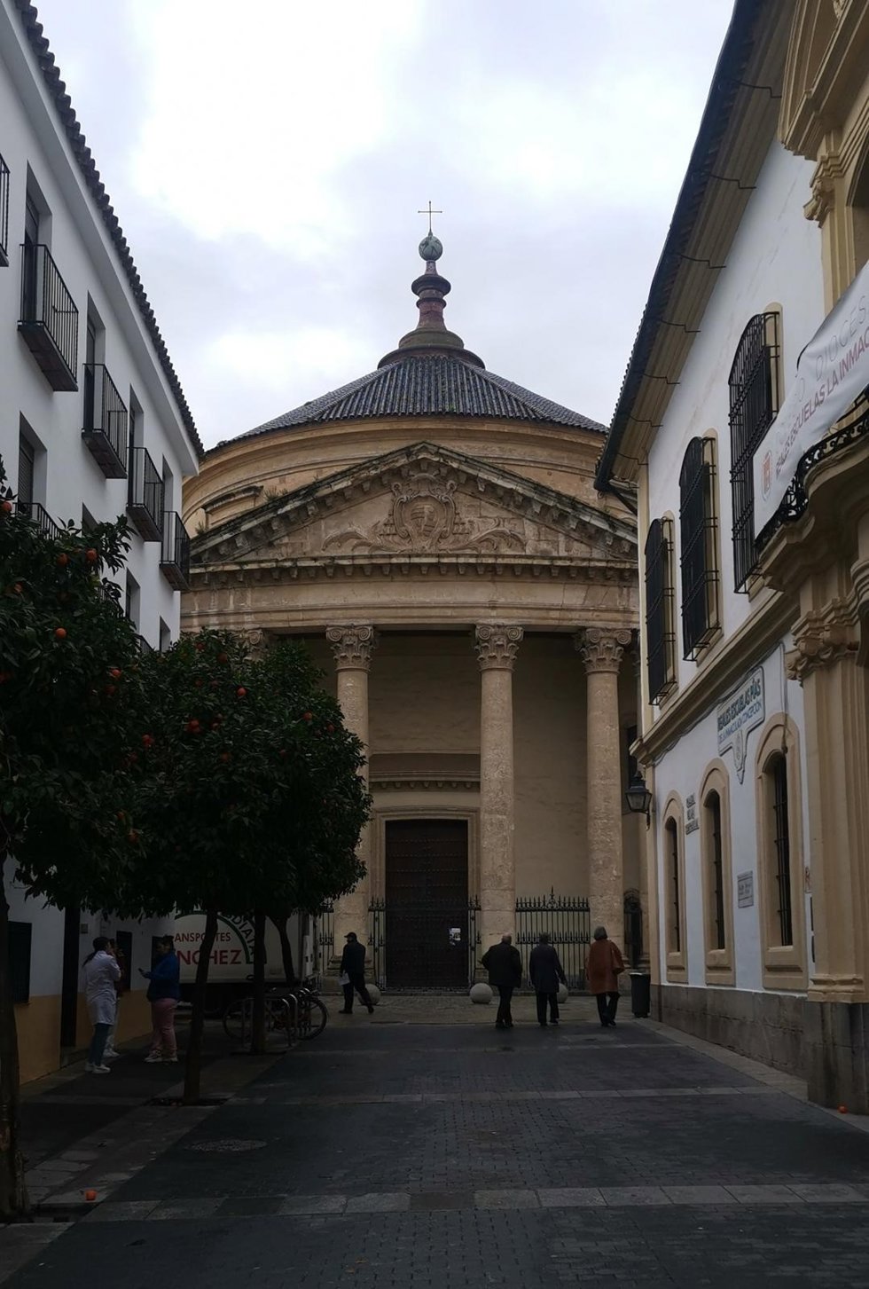 (Al Fondo) Fachada Circular Neoclásica De La Iglesia Del Colegio De Santa Victoria, En Córdoba.