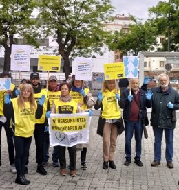 Concentración de Amnistia Internacional a favor de la sanidad pública