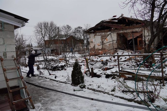 Archivo - KURSK, Jan. 17, 2025  -- A man cleans debris around a damaged building after Ukrainian forces' attack in Lgov of Russia's Kursk region, on Jan. 16, 2025.