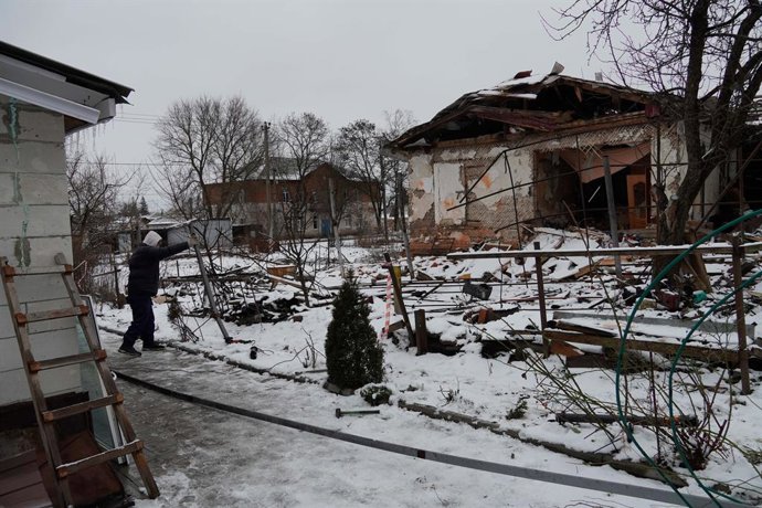 Archivo - KURSK, 17 de janeiro de 2025 -- Um homem limpa os destroços ao redor de um prédio danificado após o ataque das forças ucranianas em Lgov, na região russa de Kursk, em 16 de janeiro de 2025.