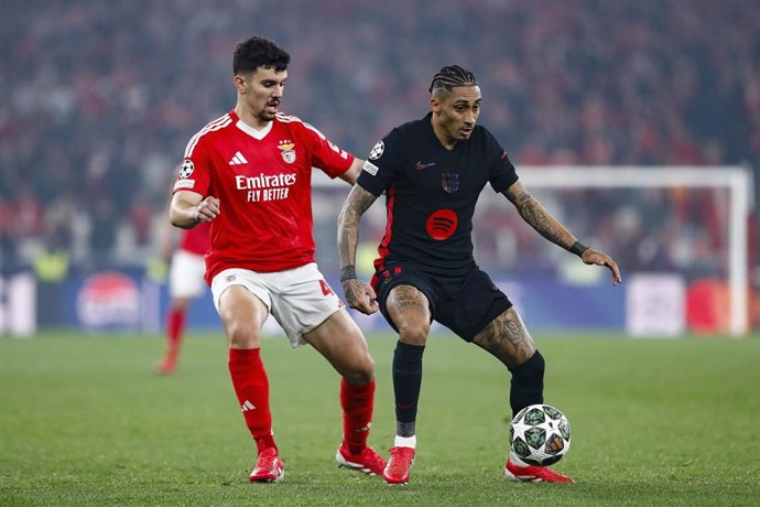 Raphinha of FC Barcelona and Tomas Araujo of SL Benfica in action during the UEFA Champions League 2024/25 Round of 16 first Lleg match between SL Benfica and FC Barcelona at Estadio do Sport Lisboa e Benfica on March 05, 2025 in Lisbon, Portugal.