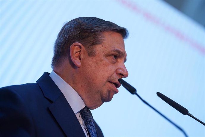 El ministro de Agricultura, Pesca y Alimentación, Luis Planas, ofrece una rueda de prensa tras un encuentro con  el comisario europeo de Agricultura y Alimentación, Christophe Hansen