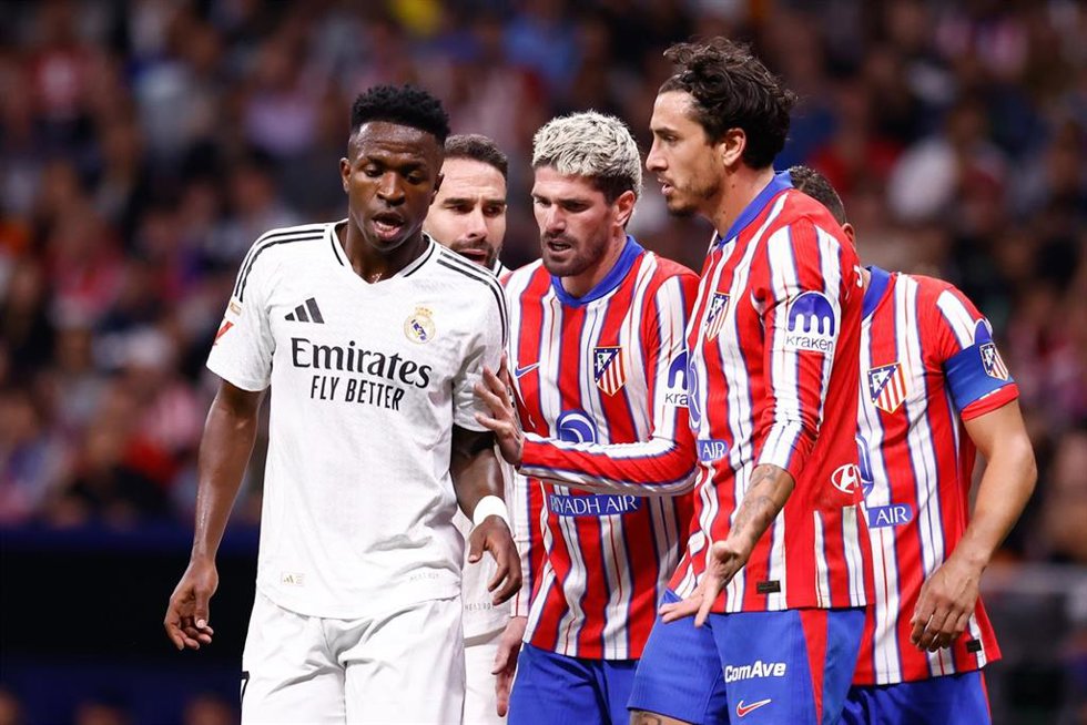 Archivo - El delantero del Real Madrid Vinícius Júnior discute con el centrocampista del Atlético de Madrid Rodrigo De Paul, en el derbi de LaLiga EA Sports 2024-2025, en el Riyadh Air Metropolitano.