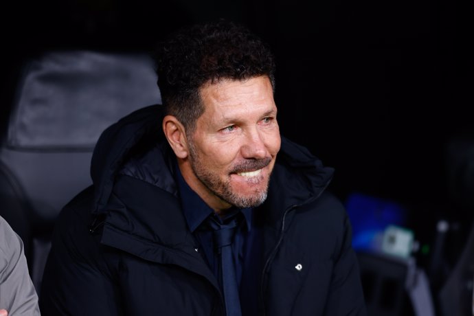 El entrenador del Atlético de Madrid, Diego Pablo Simeone, ante el Real Madrid en el Santiago Bernabéu.