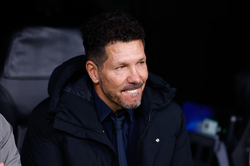 El entrenador del Atlético de Madrid, Diego Pablo Simeone, ante el Real Madrid en el Santiago Bernabéu.
