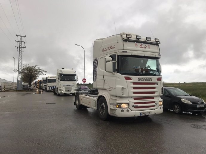 Archivo - Camioneros parten del Polígno La Isla de Dos Hermanas en una marcha lenta de protesta hacia el Centro de Sevilla.