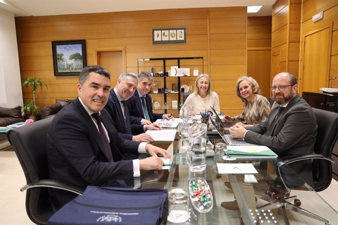 La consejera de Salud y Consumo, Rocío Hernández, se reúne con el Consejo Andaluz de Dentistas.