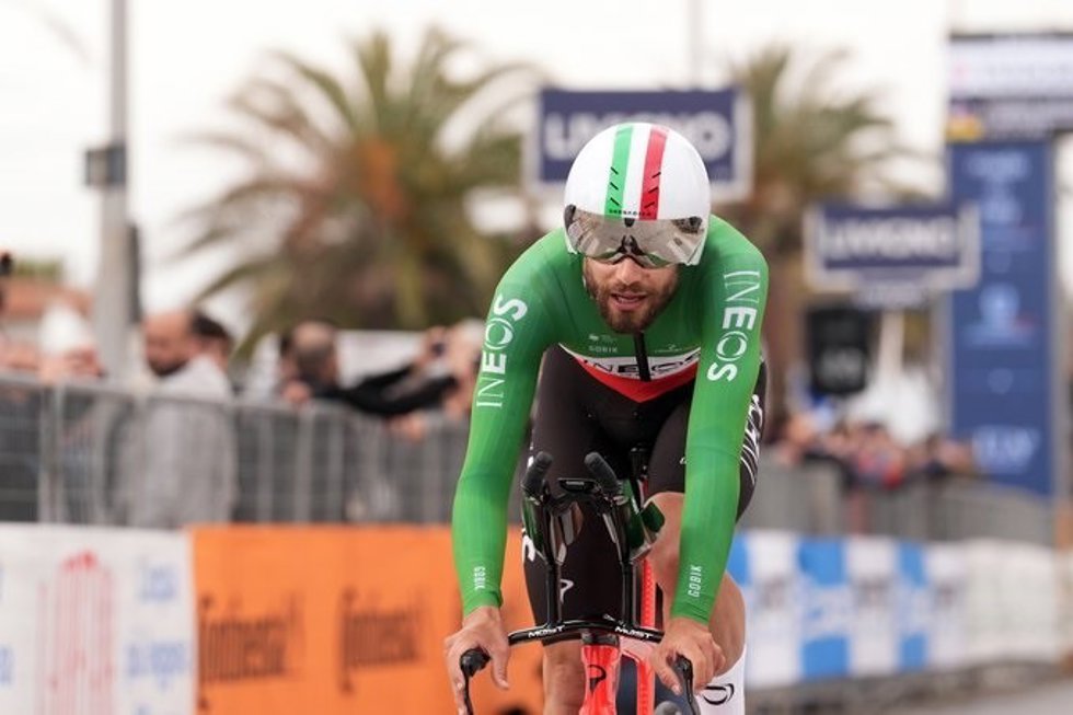 El ciclista italiano Filippo Ganna entra en la línea de meta marcando el mejor tiempo de la primera etapa.