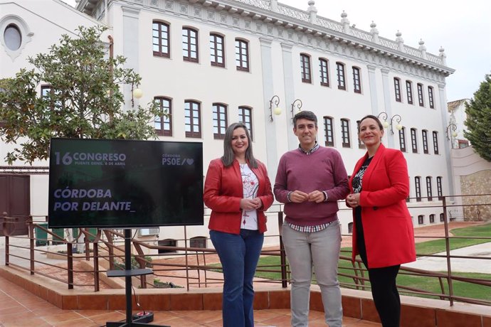 (Desde Izda.) María Jesús Serrano, José Antonio Gómez Y Auria Expósito, En La Presentación Del 16 Congreso Provincial De Su Partido.