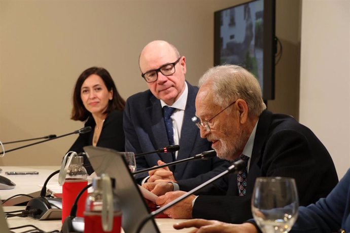 El artista Miguel Moreno, en primer término en la imagen con el rector de la Universidad de Granada, Pedro Mercado, y la secretaria general de la institución académica, Carmen García Garnica