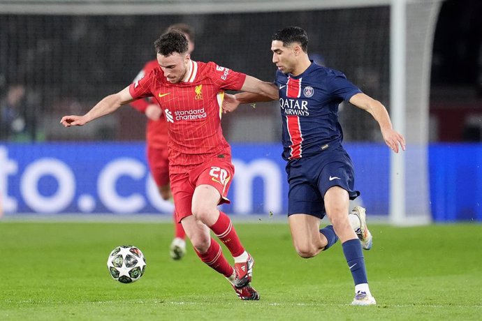 05 March 2025, France, Paris: Liverpool's Diogo Jota (L) and Paris Saint-Germain's Achraf Hakimi battle for the ball during the UEFA Champions League round of 16 first-leg soccer match between Paris Saint-Germain and Liverpool at Parc des Princes. Photo: 