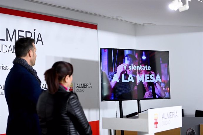 Presentación del evento gastro-solidario 'Siéntate a la Mesa' en Almería.