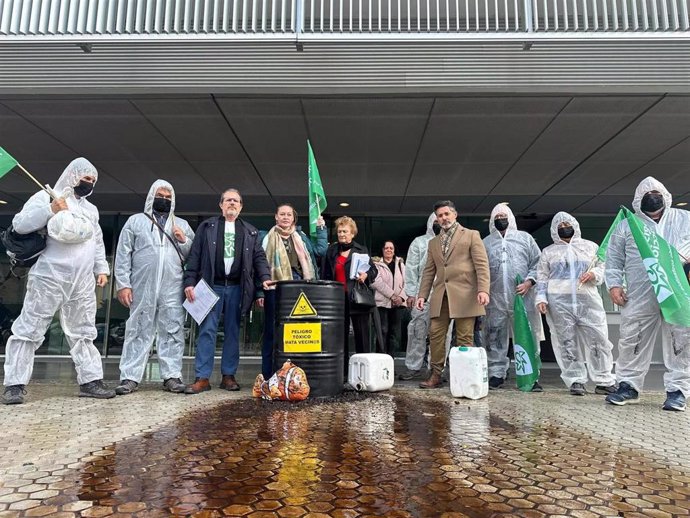 Imagen de la performante ante la sede de la Delegación de la Consejería de Medio Ambiente
