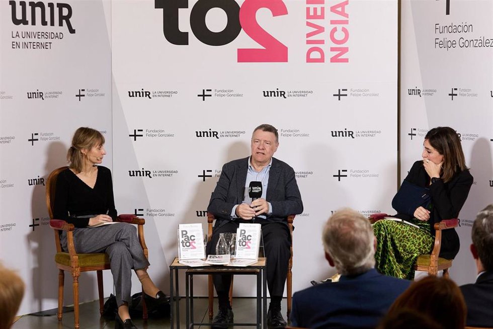 El presidente del Consejo Social de UNIR, Jordi Sevilla, durante su intervención en la presentación del monográfico de Nueva Revista Pactos II: Divergencias