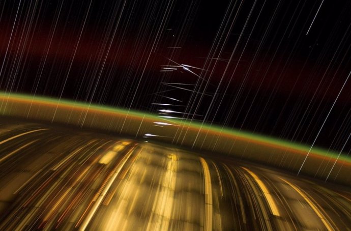 Capturada pelo astronauta Don Pettit a bordo da Estação Espacial Internacional (ISS), esta fotografia de longa exposição mostra as luzes das cidades da Terra, o brilho da atmosfera superior e as estrelas riscadas.
