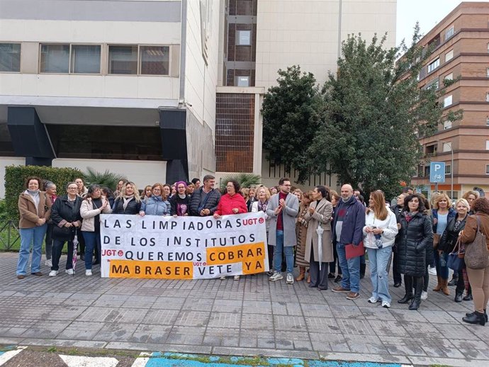 Concentración de sindicalistas, ediles y trabajadoras del servicio de limpieza de institutos de Córdoba reclamando el pago de sus nóminas.