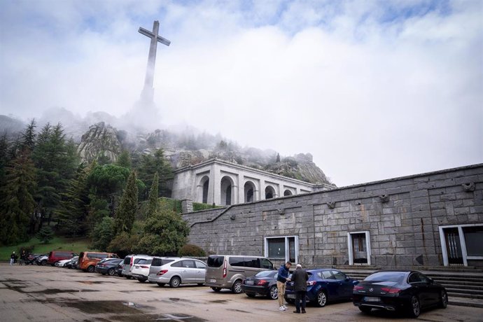 Archivo - Aparcamiento del complejo monumental del Valle de Cuelgamuros, a 6 de diciembre de 2022, en San Lorenzo de El Escorial, Madrid (España). 