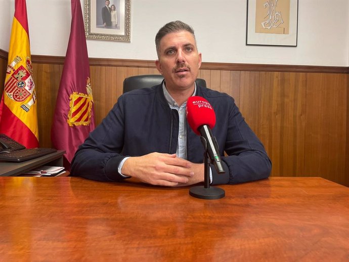 Archivo - El alcalde de Cullera, Jordi Mayor, atiende a Europa Press Televisión