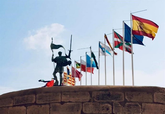 Archivo - Imagen de las banderas de España y las CCAA en Melilla La Vieja ante la estatua del conquistador de Melilla.