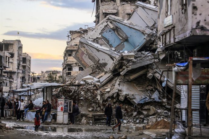 21 de fevereiro de 2025, Territórios Palestinos, Khan Yunis: Vista da destruição causada pelos ataques do exército israelense à cidade de Khan Yunis, no sul da Faixa de Gaza. Israel fechou a principal passagem de ajuda para Gaza na sexta-feira, pouco depo