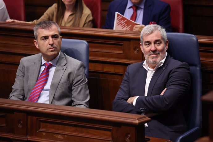 Archivo - El vicepresidente del Gobierno de Canarias, Manuel Domínguez, y el presidente, Fernando Clavijo, en un Pleno del Parlamento