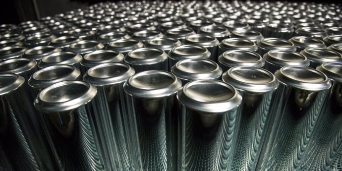 Archivo - Fabrica de latas de aluminio para bebidas.