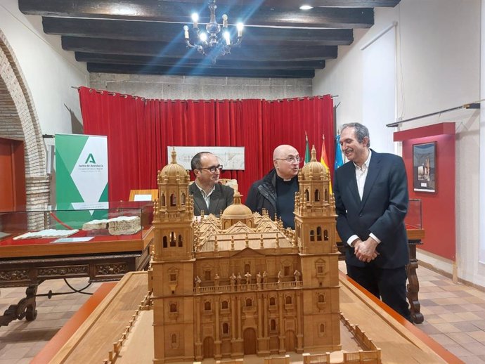 Ayala, Martínez Rojas y Del Arco en la exposición sobre la Catedral de Jaén en el Archivo Histórico Provincial.