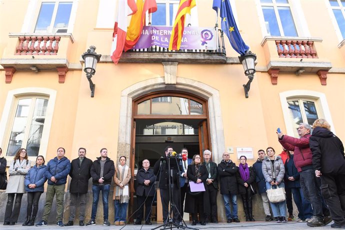 El alcalde de Blanes, Jordi Hernández, la directora general de l'Erradicació de les Violències Masclistes de la Generalitat de Catalunya, Belén Gallo y miembros del gobierno municipal en el minuto de silencio por la mujer asesinada el pasado jueves