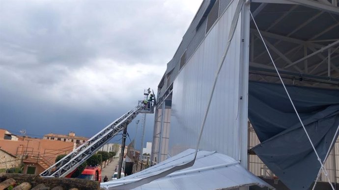 Planchas metálicas del polideportivo de Binissalem afectadas por el viento.