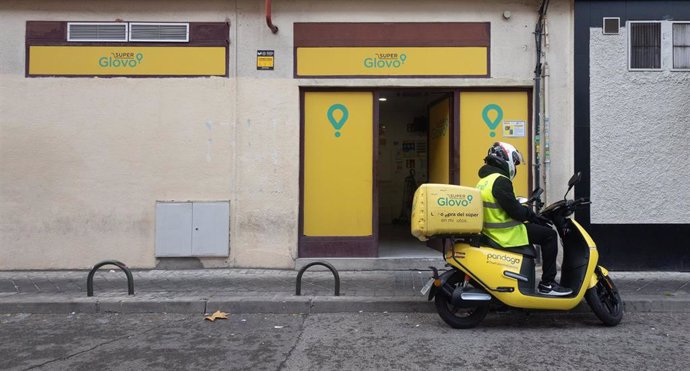 Archivo - Un repartidor de Glovo 