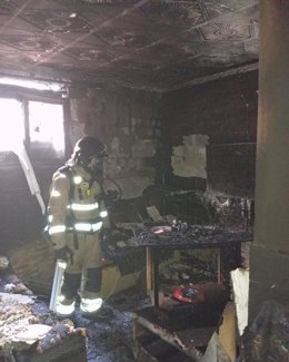 Un bombero en la vivienda afectada