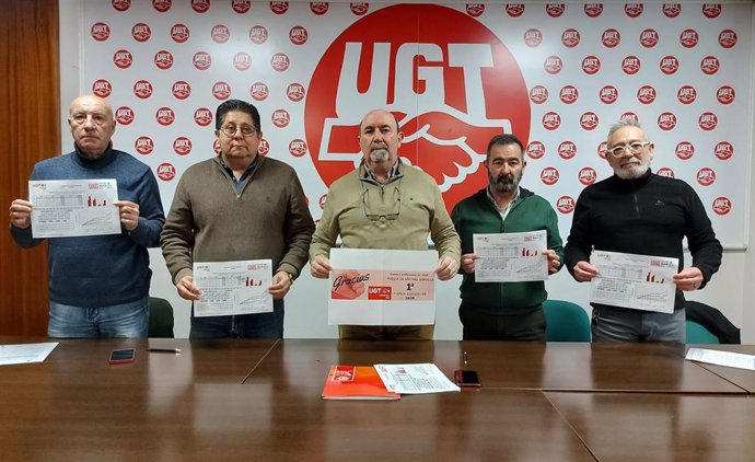 Manuel Salazar (c), junto a otros responsables de UGT-Jaén, informa sobre las elecciones sindicales de 2024.