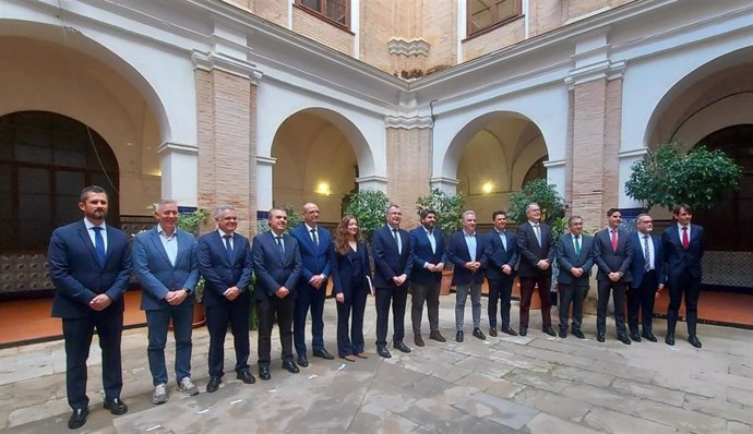 El vicesecretario de Coordinación Autonómica y Local y Análisis Electoral del PP, Elías Bendodo, y el presidente del PP de la Región, Fernando López Miras, junto con representantes autonómicos de varias Consejerías de Educación