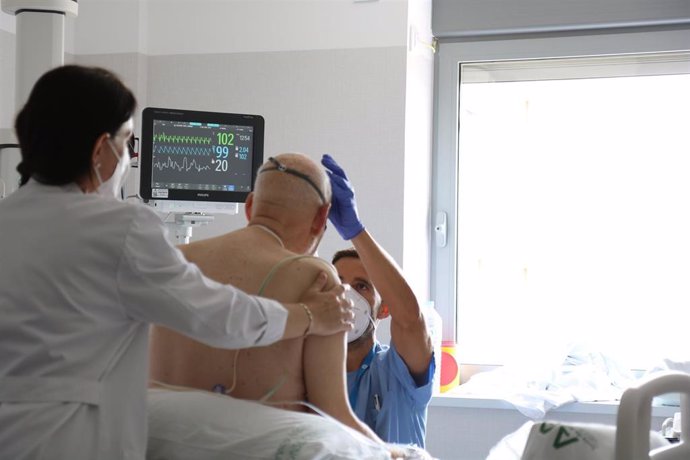 Archivo - Atención médica a una persona mayor en el sistema sanitario público de Andalucía. Imagen de archivo. 
