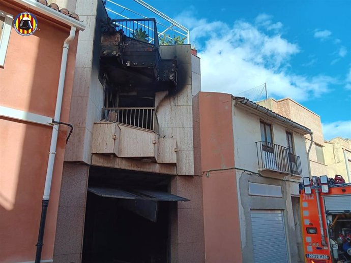 Bomberos extinguen un incendio en una vivienda de Alfafar