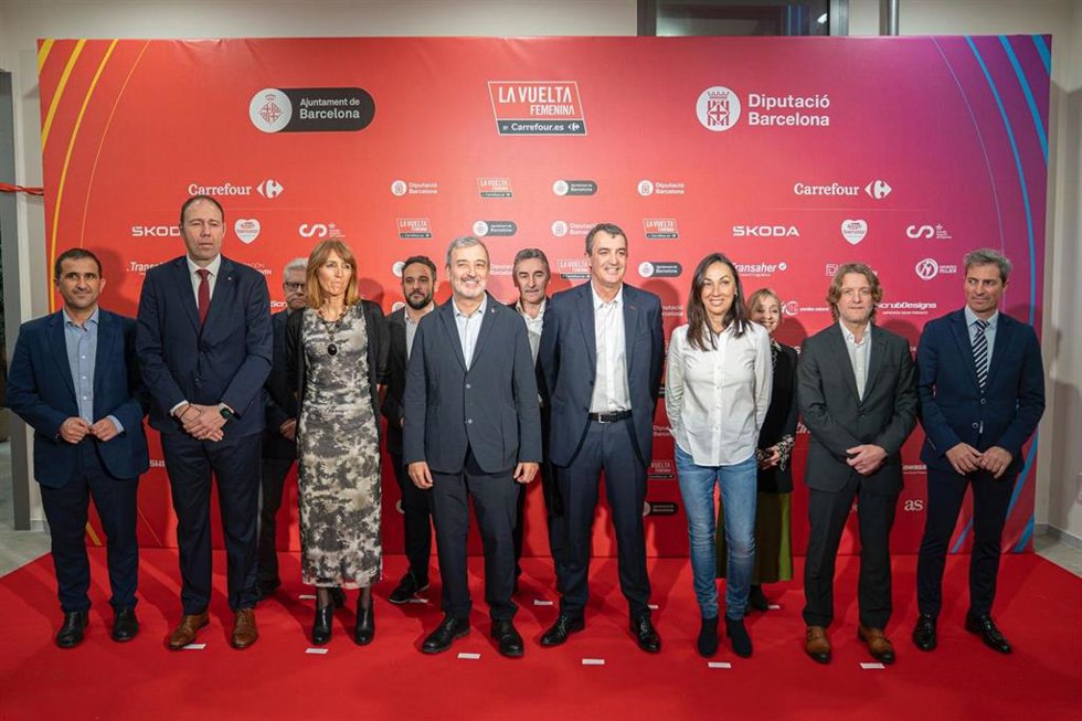 El alcalde Jaume Collboni, junto al conseller de Deportes, Berni Álvarez, y el concejal de Deportes David Escudé, durante la presentación del recorrido de la Vuelta Femenina 2025
