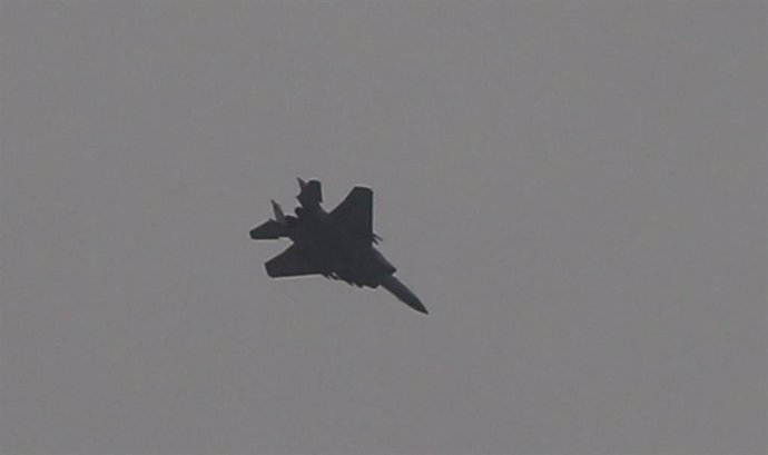 Archivo - Un avión de combate israelí F-16 (archivo)