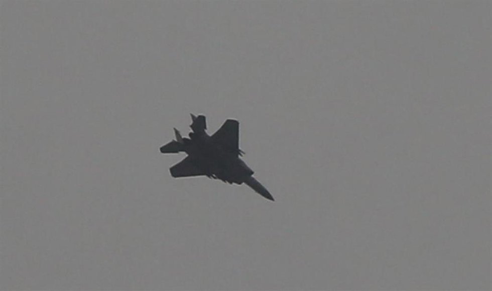Archivo - Un avión de combate israelí F-16 (archivo)