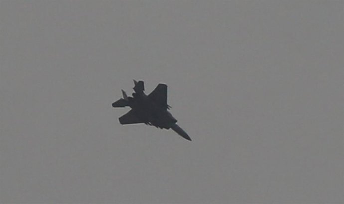 Archivo - 13 de janeiro de 2021, Khan Yunis, Faixa de Gaza, Território Palestino: Um caça israelense F-16 sobrevoa o sul da Faixa de Gaza em 13 de janeiro de 2021. O exército israelense anunciou, na quarta-feira, que um de seus veículos de engenharia (esc