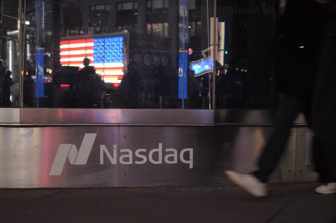 Archivo - El stand del índice Nasdaq en Times Square, Nueva York