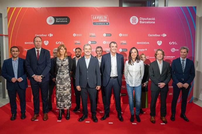 L'alcalde Jaume Collboni, amb el conseller d'Esports, Berni Álvarez, i el regidor d'Esports David Escudé, durant la presentació del recorregut de la Vuelta Femenina 2025