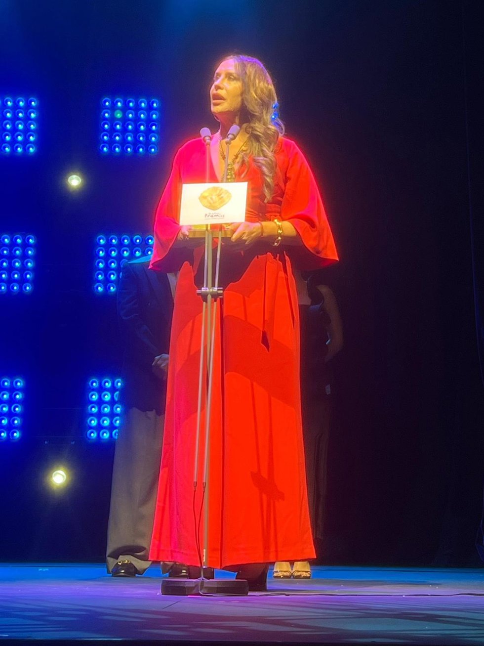 Karla Sofía Gascón durante su discurso al recoger el galardón como Mejor Actriz en Producción Internacional por 'Emilia Pérez'.